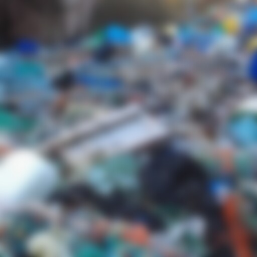 Havsvik i skärgården utanför Fjällbacka, belamrad med uppspolat plastbråte