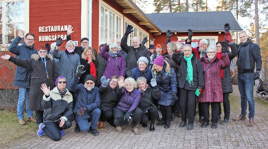 Många glada seniorer på Laxön i Älvkarleby.